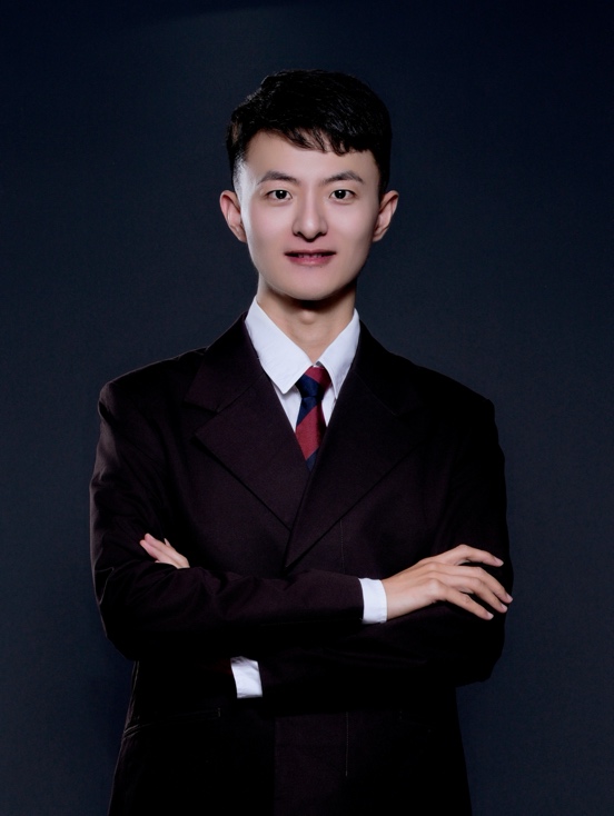 男人穿着西装站着 描述已自动生成